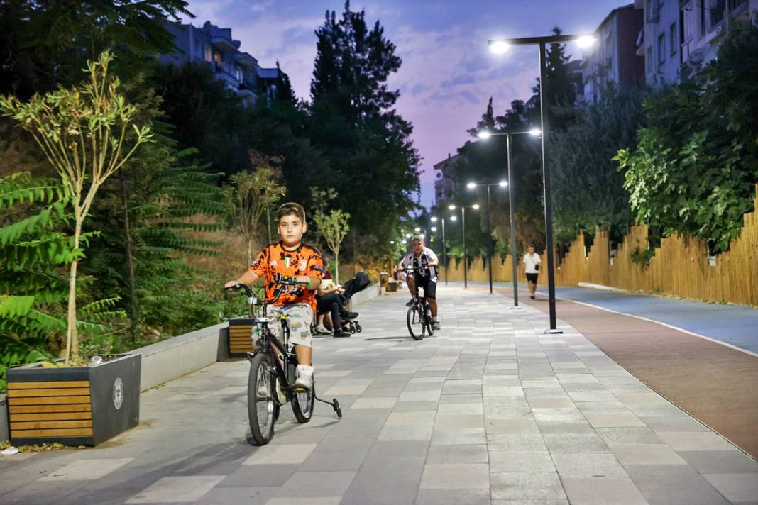 İzmir'de kentin en gözde noktası artık burası! Eski demiryolu hattı artık yaşam hattı 8